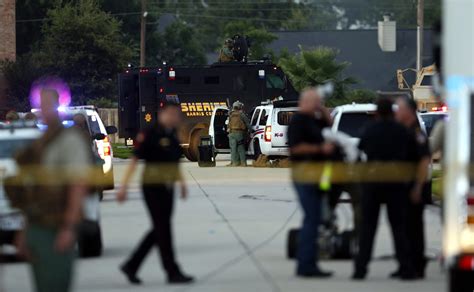 Testigos del tiroteo mortal en un centro comercial de Texas describen la caótica y horrible escena